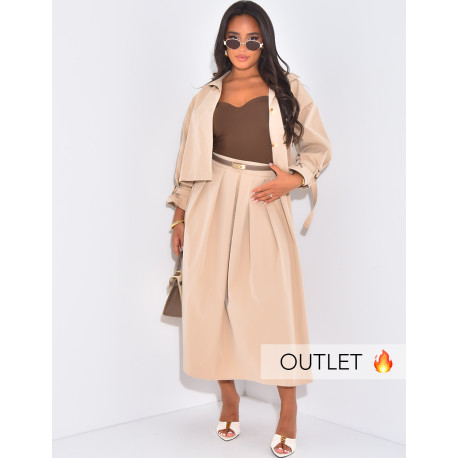 Kurzer Trenchcoat und langer ausgestellter Rock