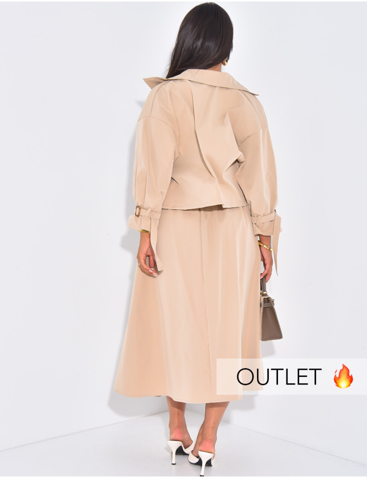 Kurzer Trenchcoat und langer ausgestellter Rock