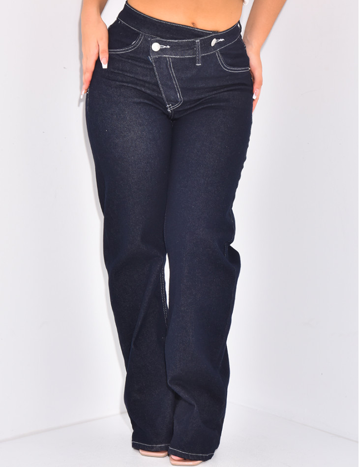 Gerade geschnittene, verwaschene Jeans mit asymmetrischem Knopfloch.