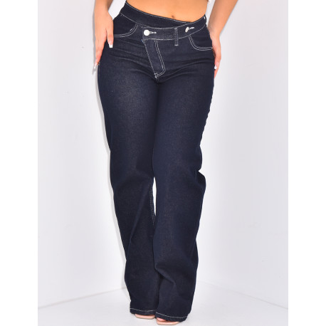 Gerade geschnittene, verwaschene Jeans mit asymmetrischem Knopfloch.