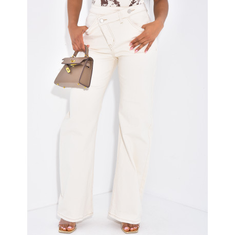 Jeans coupe droite à boutonnière asymétrique