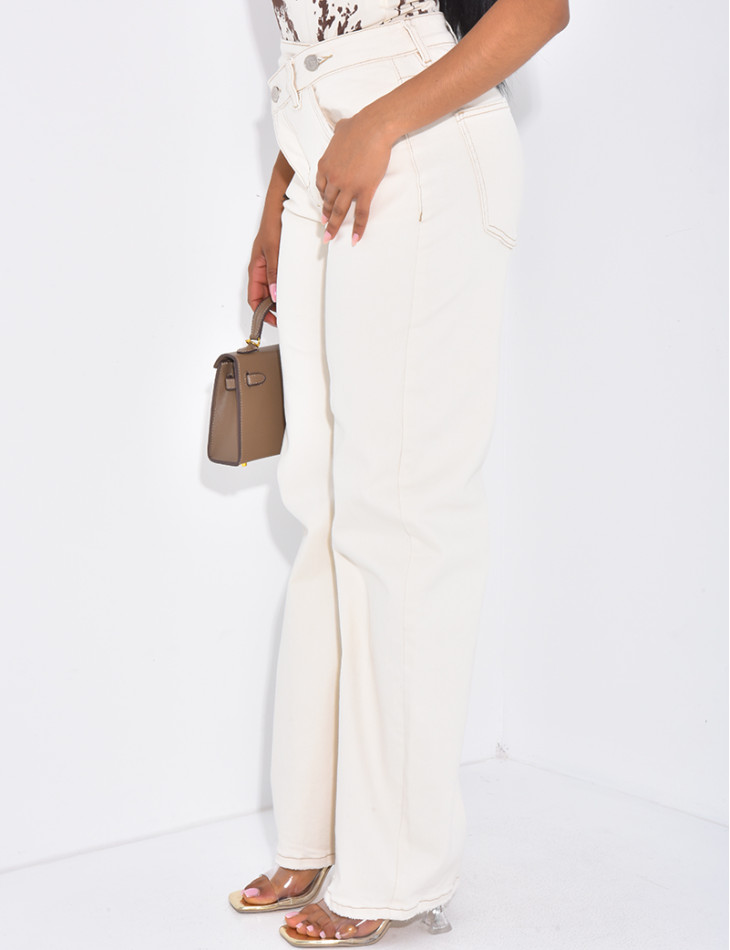 Jeans coupe droite à boutonnière asymétrique