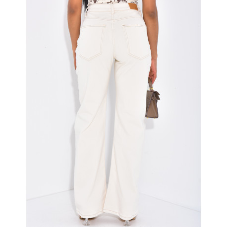 Jeans coupe droite à boutonnière asymétrique