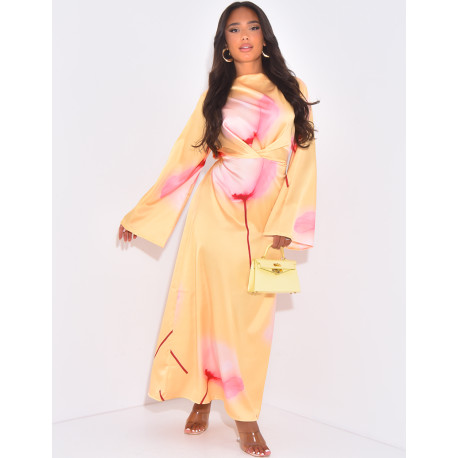 Langes Satin-Kleid mit Muster, das im Rücken gebunden wird.