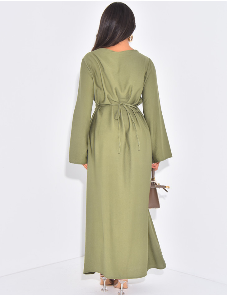 Langes Kleid in Leinenoptik mit Knöpfen, die im Rücken zu binden sind.