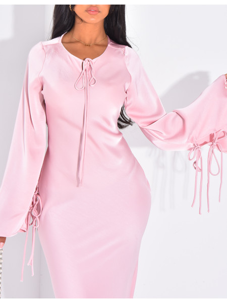 Sehr langes Kleid aus Premium-Satin zum Binden.