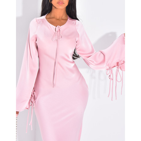 Sehr langes Kleid aus Premium-Satin zum Binden.