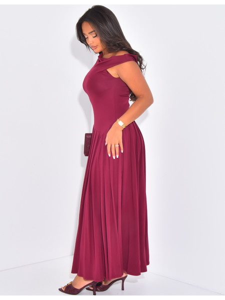 Langes, schulterfreies Kleid mit asymmetrischer Faltenlegung