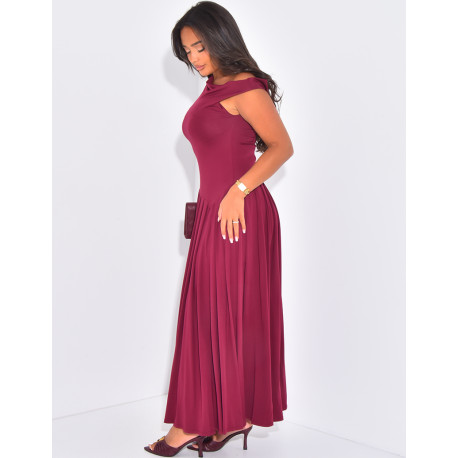 Langes, schulterfreies Kleid mit asymmetrischer Faltenlegung