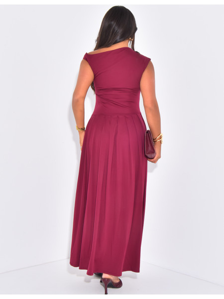 Langes, schulterfreies Kleid mit asymmetrischer Faltenlegung