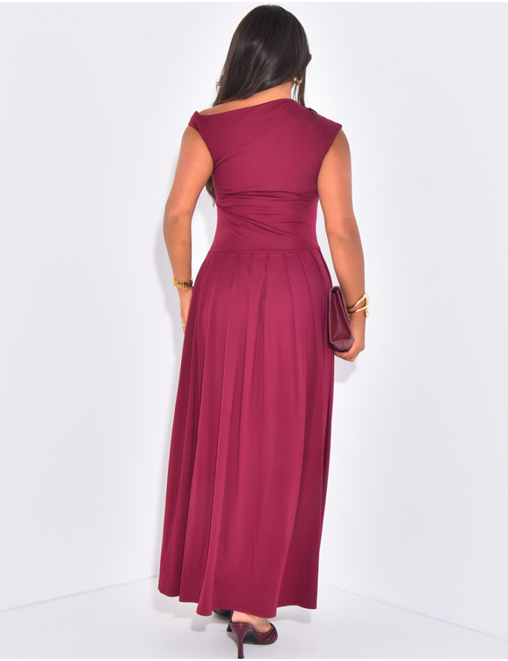 Langes, schulterfreies Kleid mit asymmetrischer Faltenlegung