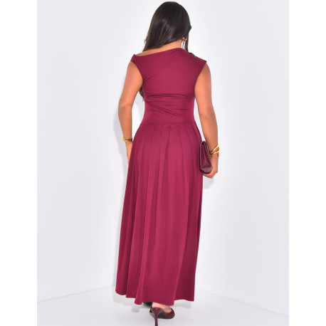 Langes, schulterfreies Kleid mit asymmetrischer Faltenlegung