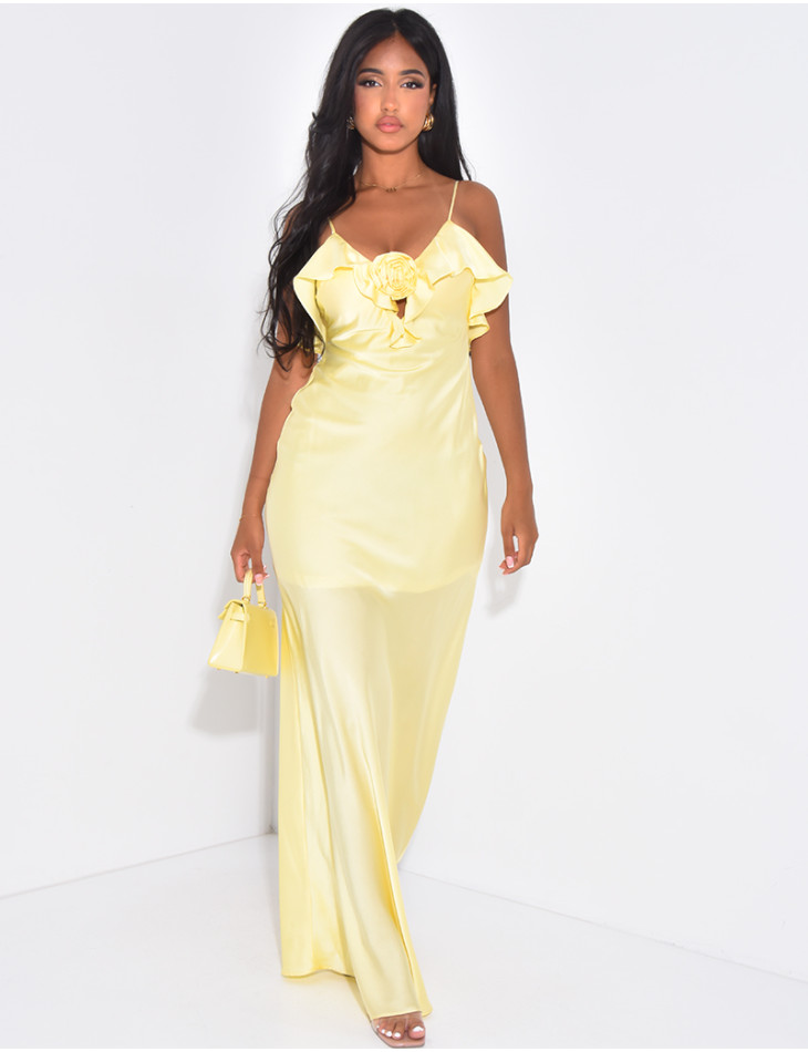 Longue robe en satin à empiècement fleur et volants