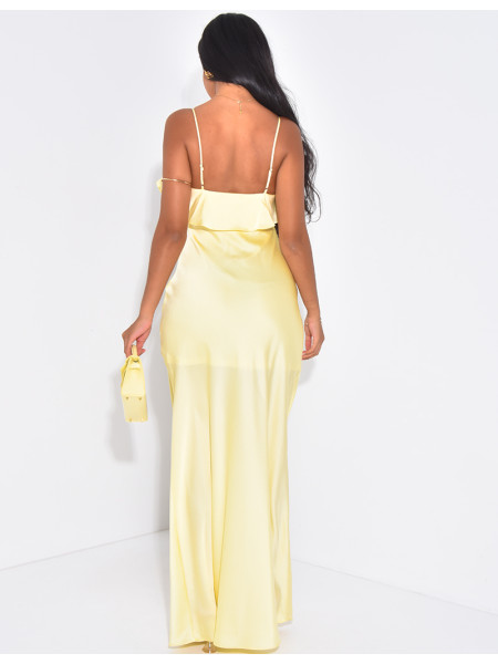 Longue robe en satin à empiècement fleur et volants