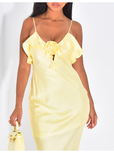 Longue robe en satin à empiècement fleur et volants