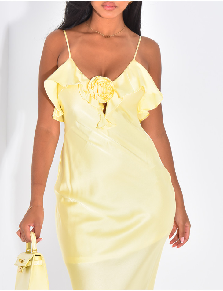 Longue robe en satin à empiècement fleur et volants