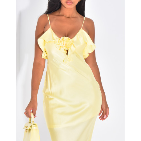 Longue robe en satin à empiècement fleur et volants