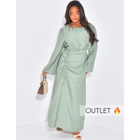 Langes Kleid mit drapiertem Leineneffekt, das in der Taille gebunden wird.