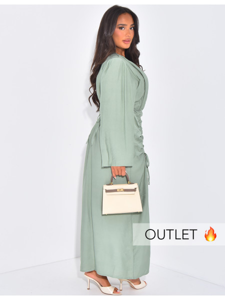 Langes Kleid mit drapiertem Leineneffekt, das in der Taille gebunden wird.