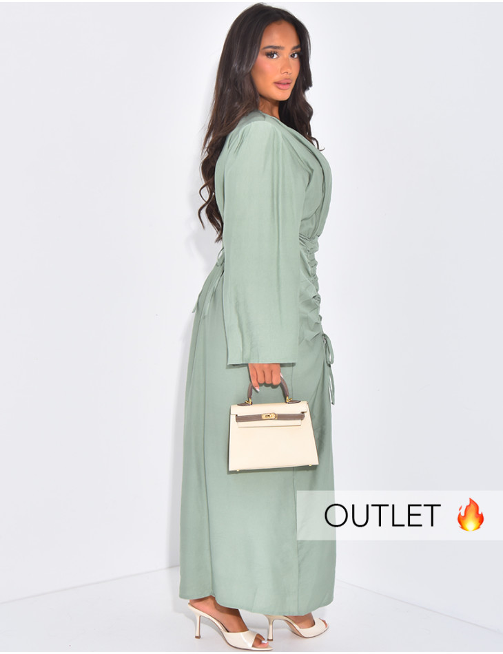 Langes Kleid mit drapiertem Leineneffekt, das in der Taille gebunden wird.