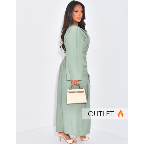 Langes Kleid mit drapiertem Leineneffekt, das in der Taille gebunden wird.