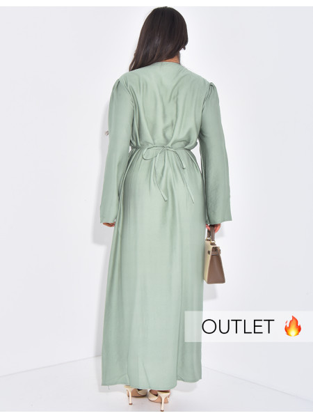 Langes Kleid mit drapiertem Leineneffekt, das in der Taille gebunden wird.