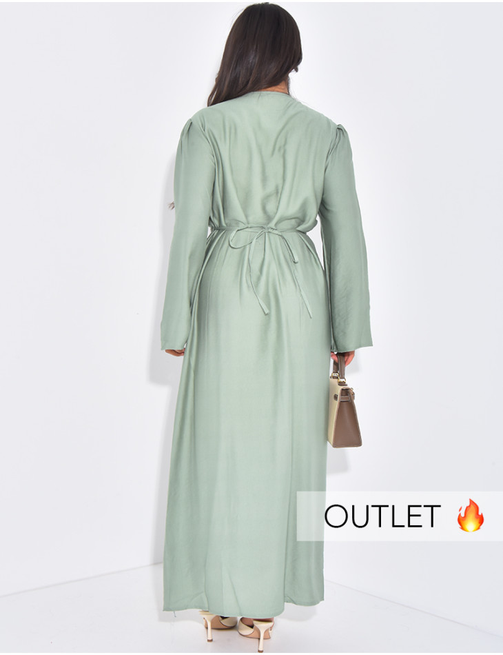 Langes Kleid mit drapiertem Leineneffekt, das in der Taille gebunden wird.