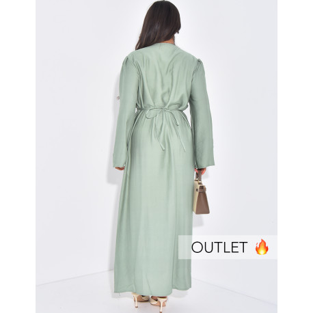 Langes Kleid mit drapiertem Leineneffekt, das in der Taille gebunden wird.