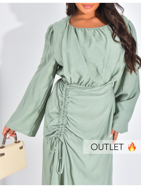 Langes Kleid mit drapiertem Leineneffekt, das in der Taille gebunden wird.