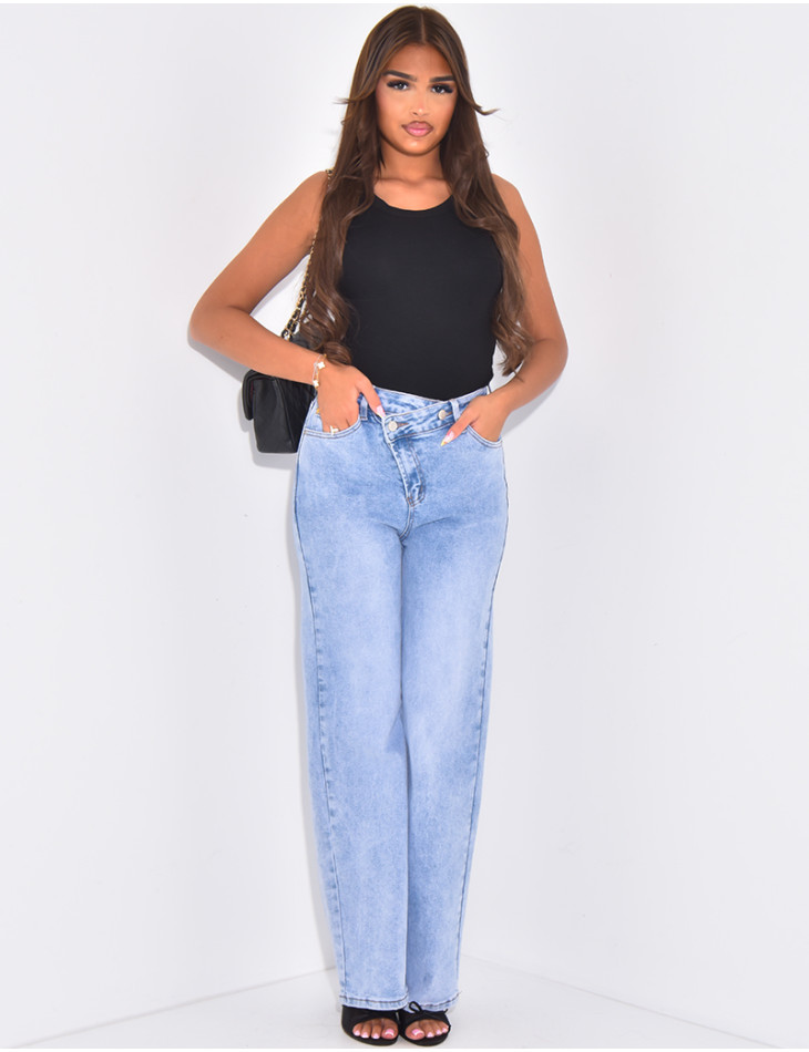 Jeans coupe droite délavé à boutonnière asymétrique
