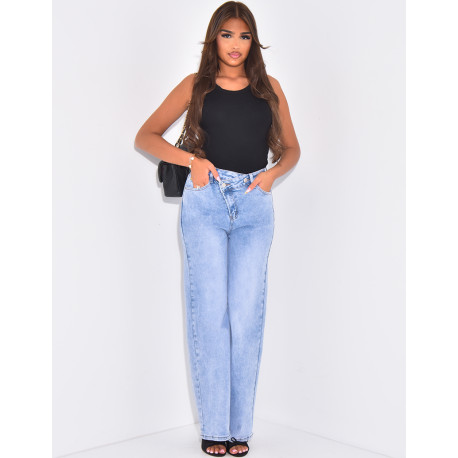 Jeans coupe droite délavé à boutonnière asymétrique