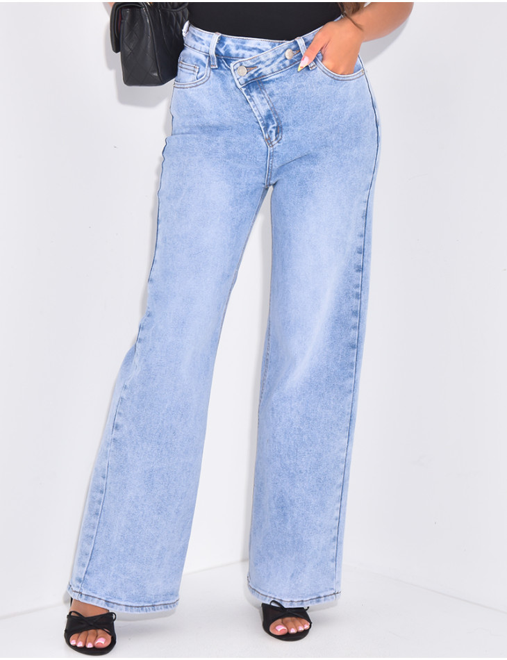 Jeans coupe droite délavé à boutonnière asymétrique