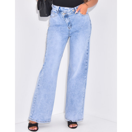 Jeans coupe droite délavé à boutonnière asymétrique