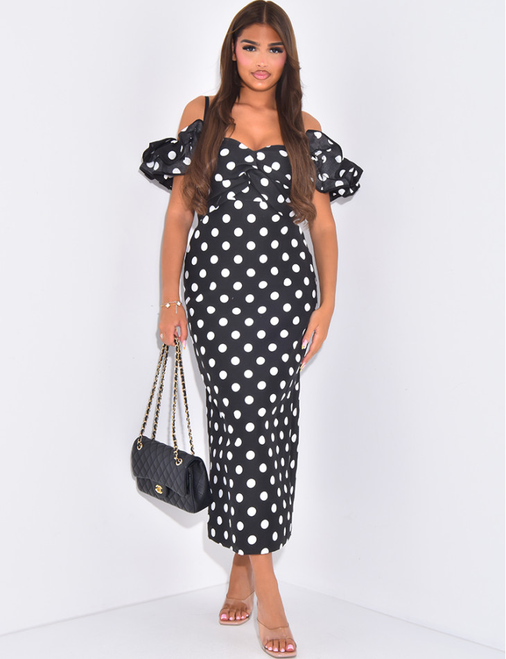 Langes Kleid mit Bardot-Kragen, gepunktet und mit Volants.