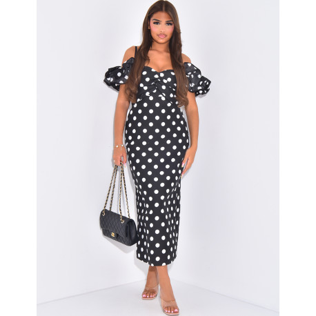 Langes Kleid mit Bardot-Kragen, gepunktet und mit Volants.