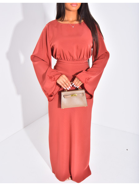 Langes Kleid aus besticktem Premium-Satin zum Binden im Rücken