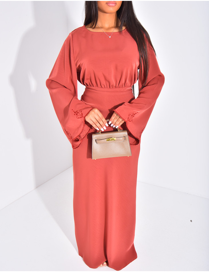 Langes Kleid aus besticktem Premium-Satin zum Binden im Rücken