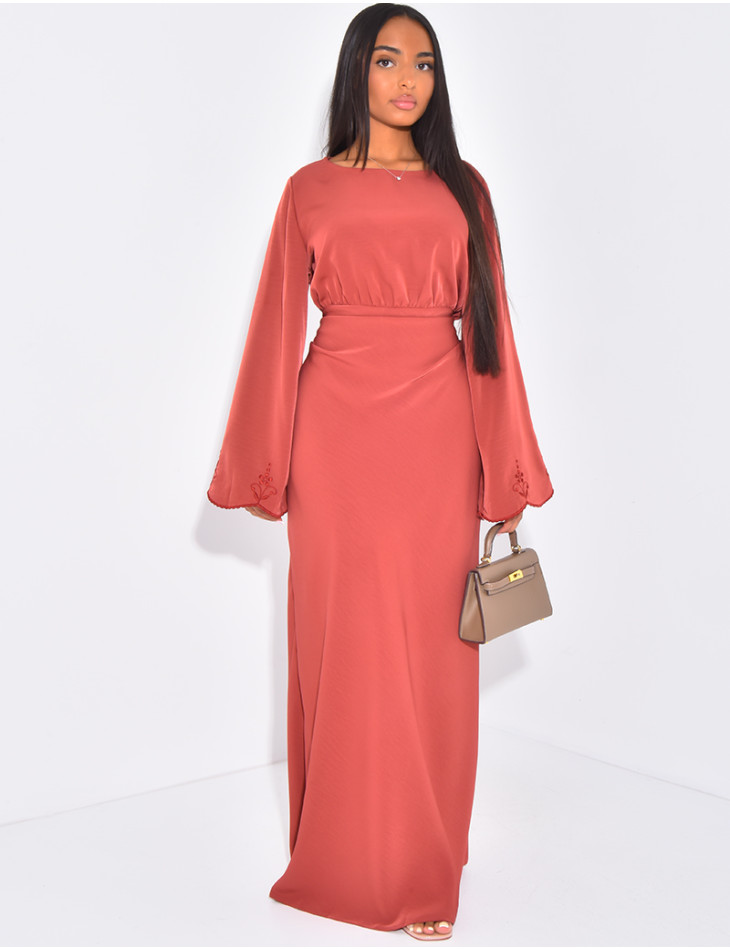 Robe longue en satin premium brodée à nouer dans le dos