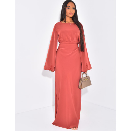 Robe longue en satin premium brodée à nouer dans le dos