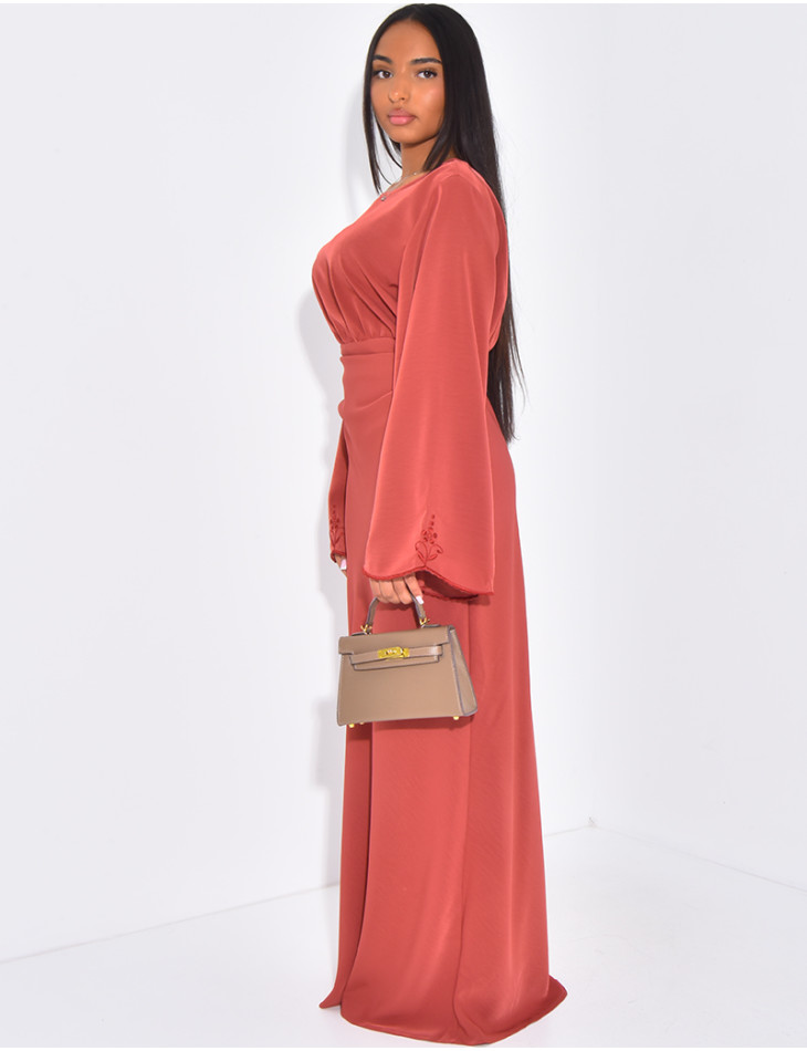 Langes Kleid aus besticktem Premium-Satin zum Binden im Rücken