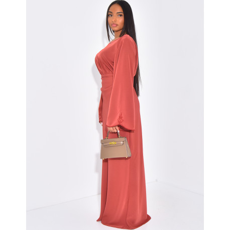 Langes Kleid aus besticktem Premium-Satin zum Binden im Rücken