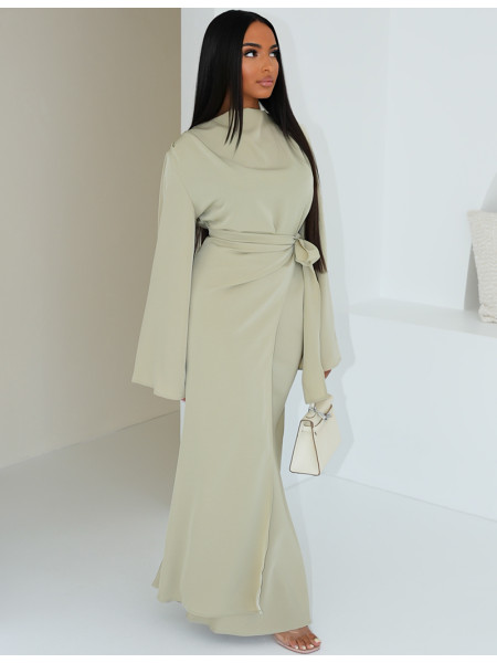 Langes Kleid aus Premium-Satin zum Binden in der Taille.