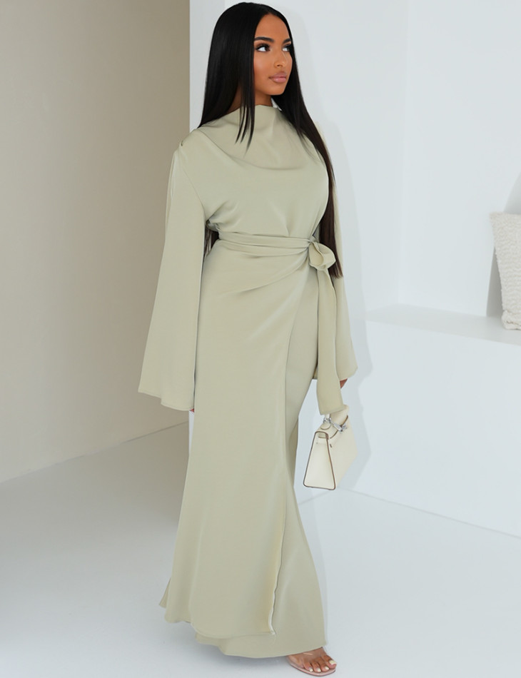 Langes Kleid aus Premium-Satin zum Binden in der Taille.