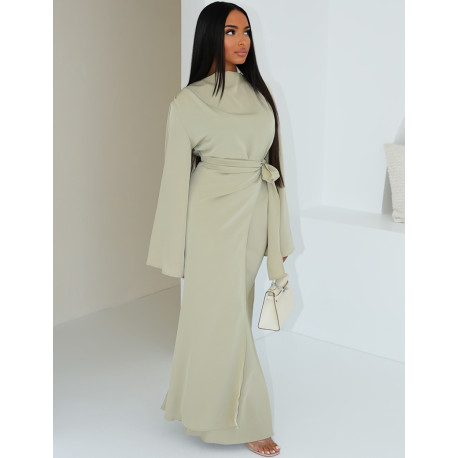 Langes Kleid aus Premium-Satin zum Binden in der Taille.