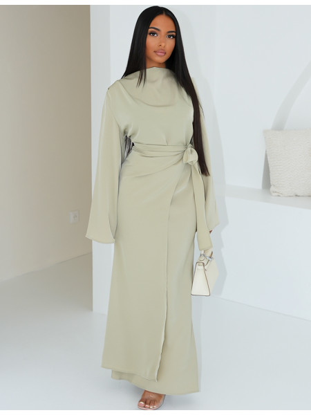 Langes Kleid aus Premium-Satin zum Binden in der Taille.