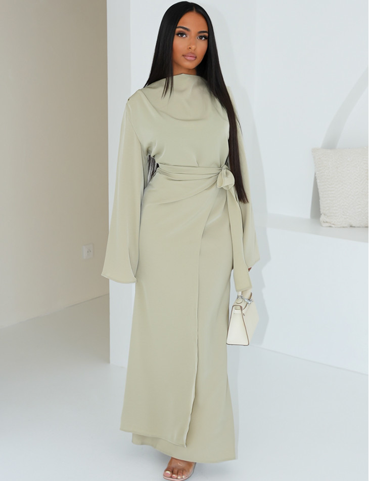 Langes Kleid aus Premium-Satin zum Binden in der Taille.
