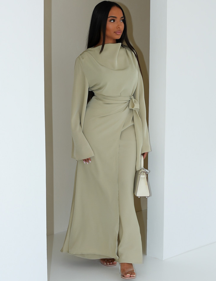 Longue robe en satin premium à nouer à la taille