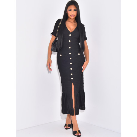 Robe longue texturée à boutons dorés et volants