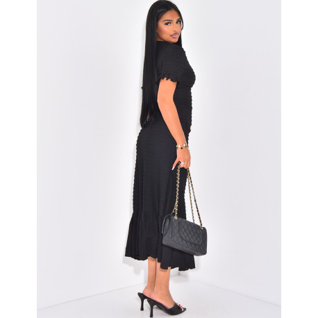 Robe longue texturée à boutons dorés et volants