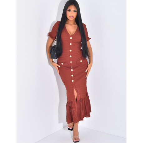 Robe longue texturée à boutons dorés et volants